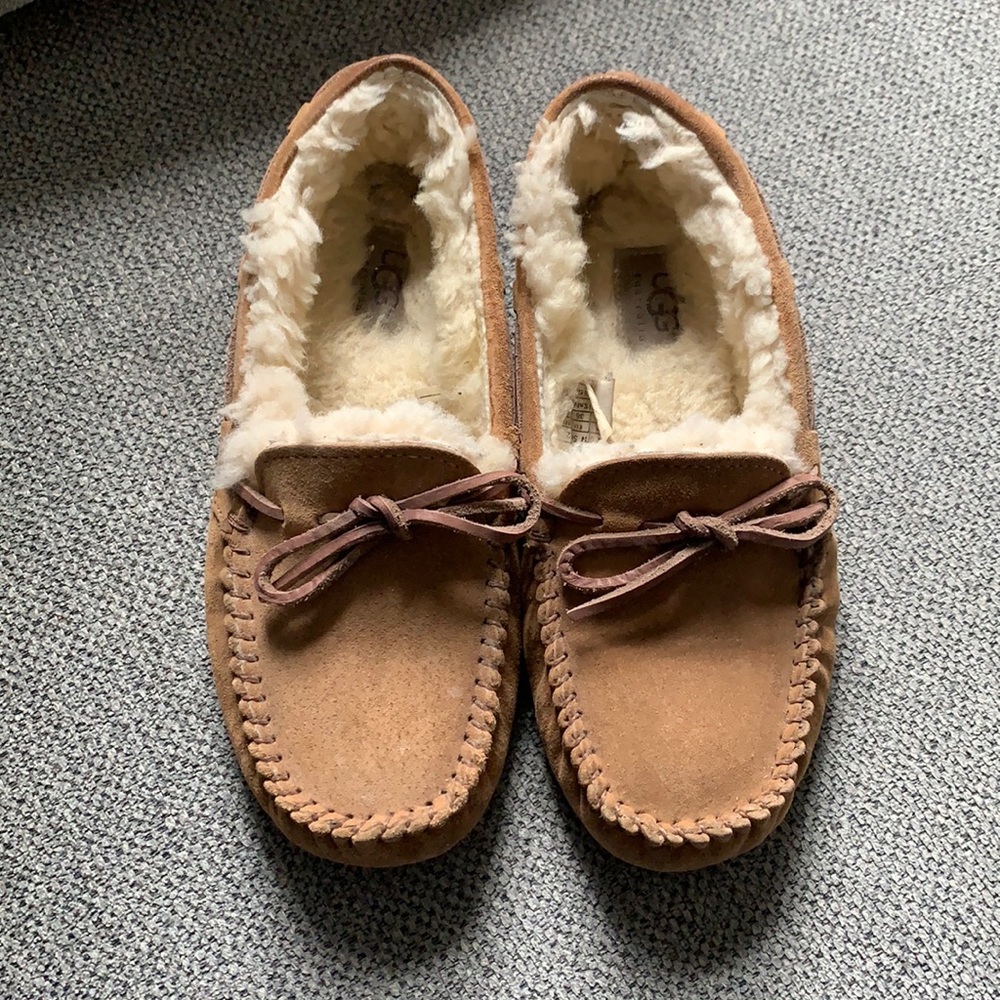 Women’s “Dakota” ugg moccasin slippers, GUC